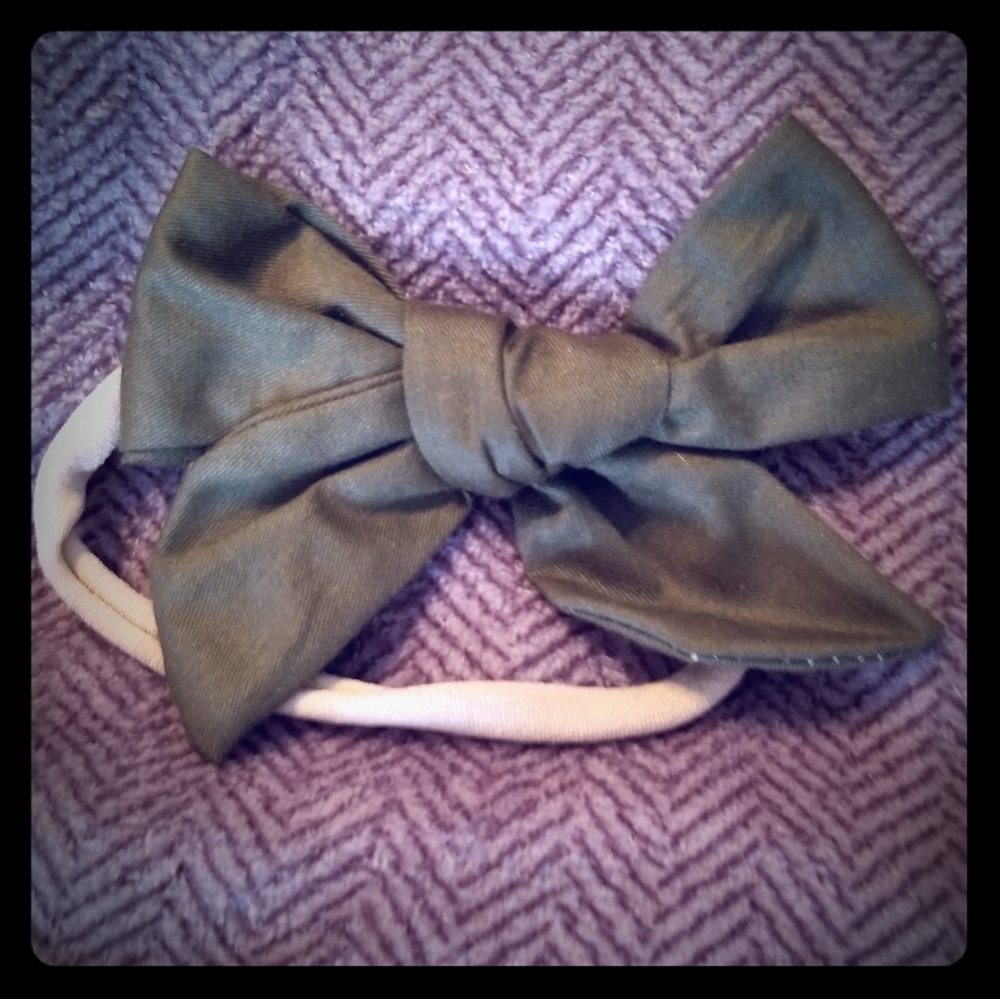 🆕️Army green bow on headband for babies/toddlers